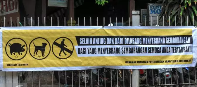 spanduk absurd bikin geleng kepala © 2020 1cak.com