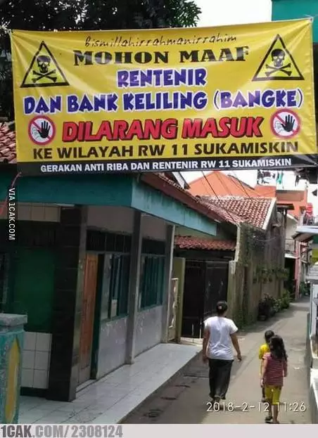 spanduk absurd bikin geleng kepala © 2020 1cak.com