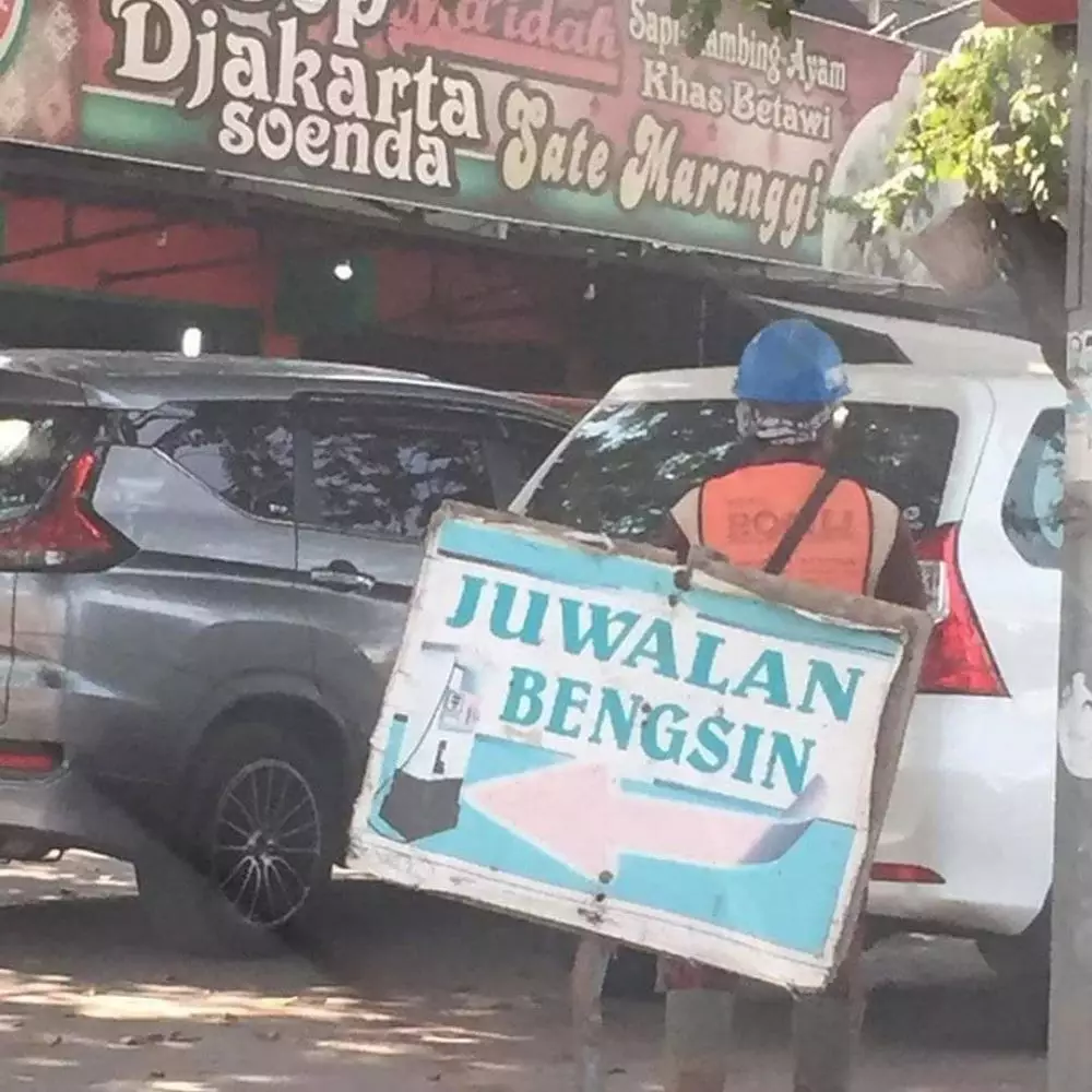 spanduk absurd bikin geleng kepala © 2020 1cak.com