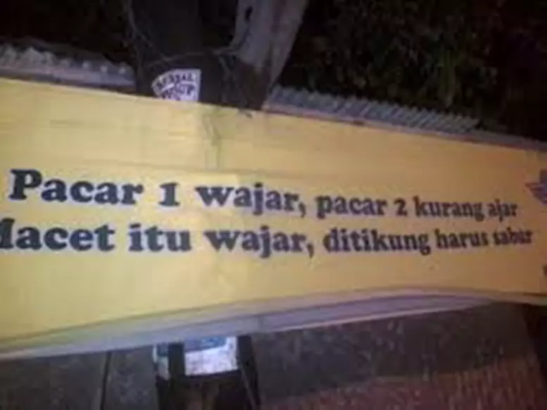 spanduk absurd bikin geleng kepala © 2020 1cak.com