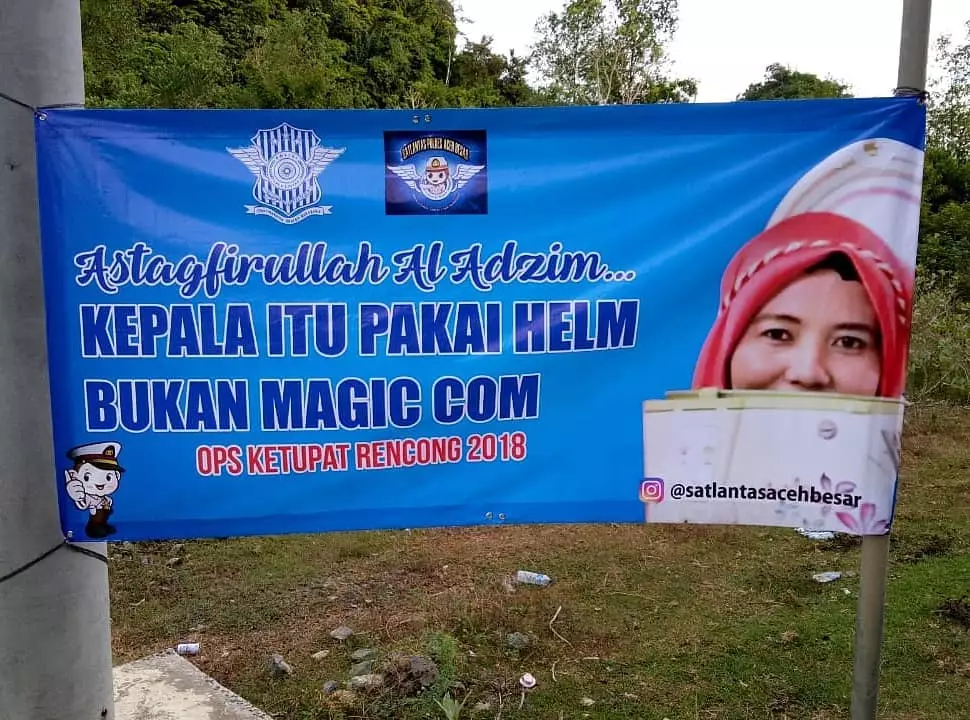 spanduk absurd bikin geleng kepala © 2020 1cak.com