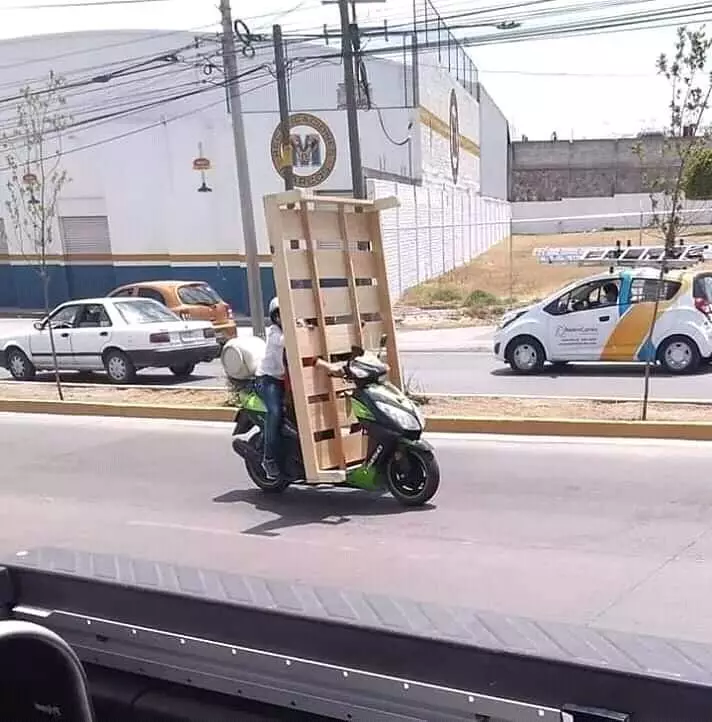 pengendara motor bawa barang ini bikin bingung © 2020 1cak.com pengendara motor bawa barang ini bikin bingung © 2020 1cak.com