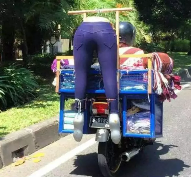 pengendara motor bawa barang ini bikin bingung © 2020 1cak.com pengendara motor bawa barang ini bikin bingung © 2020 1cak.com