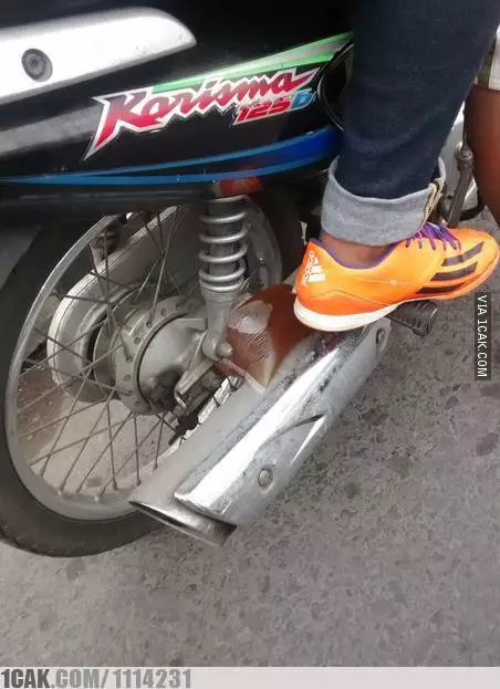 pengendara motor bawa barang ini bikin bingung © 2020 1cak.com pengendara motor bawa barang ini bikin bingung © 2020 1cak.com