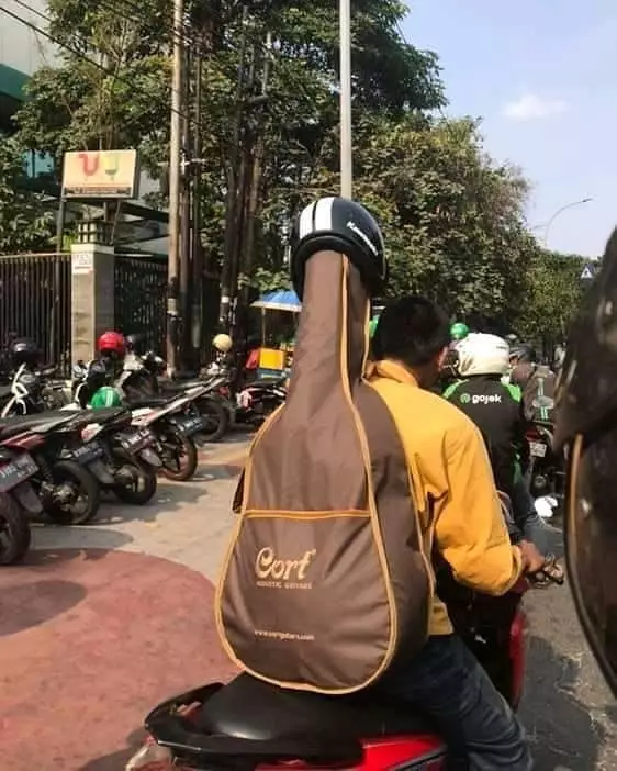 pengendara motor bawa barang ini bikin bingung © 2020 1cak.com pengendara motor bawa barang ini bikin bingung © 2020 1cak.com