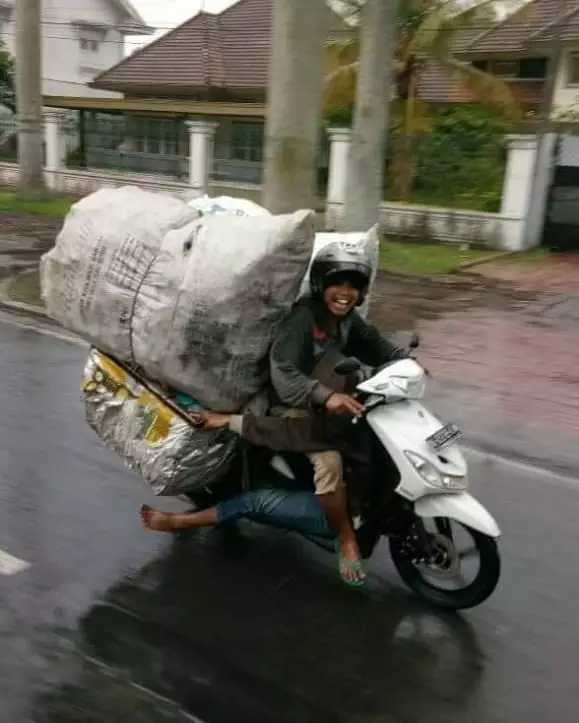 pengendara motor bawa barang ini bikin bingung © 2020 1cak.com pengendara motor bawa barang ini bikin bingung © 2020 1cak.com