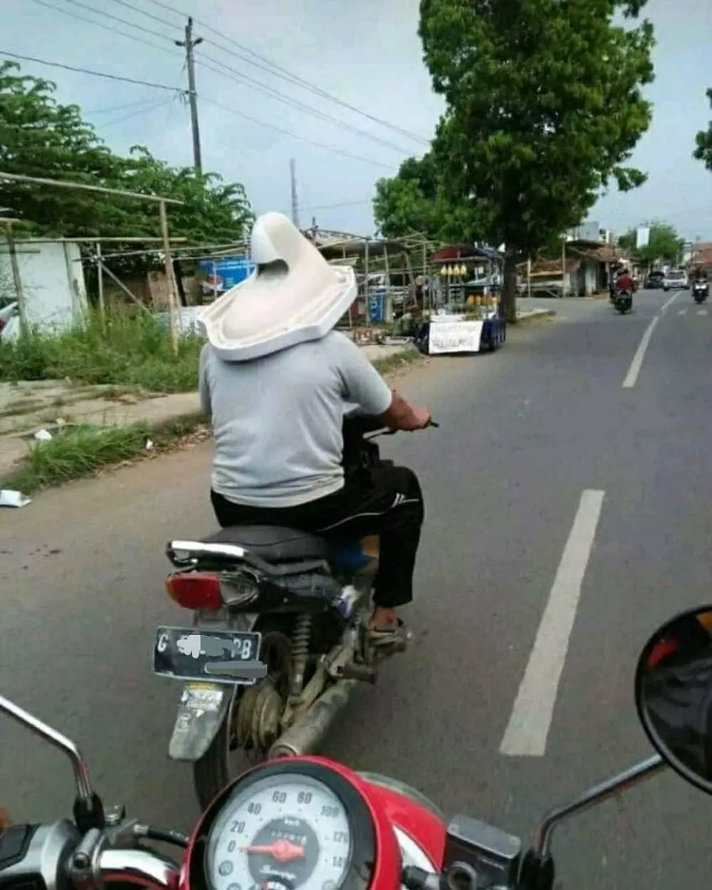 pengendara motor bawa barang ini bikin bingung © 2020 1cak.com pengendara motor bawa barang ini bikin bingung © 2020 1cak.com