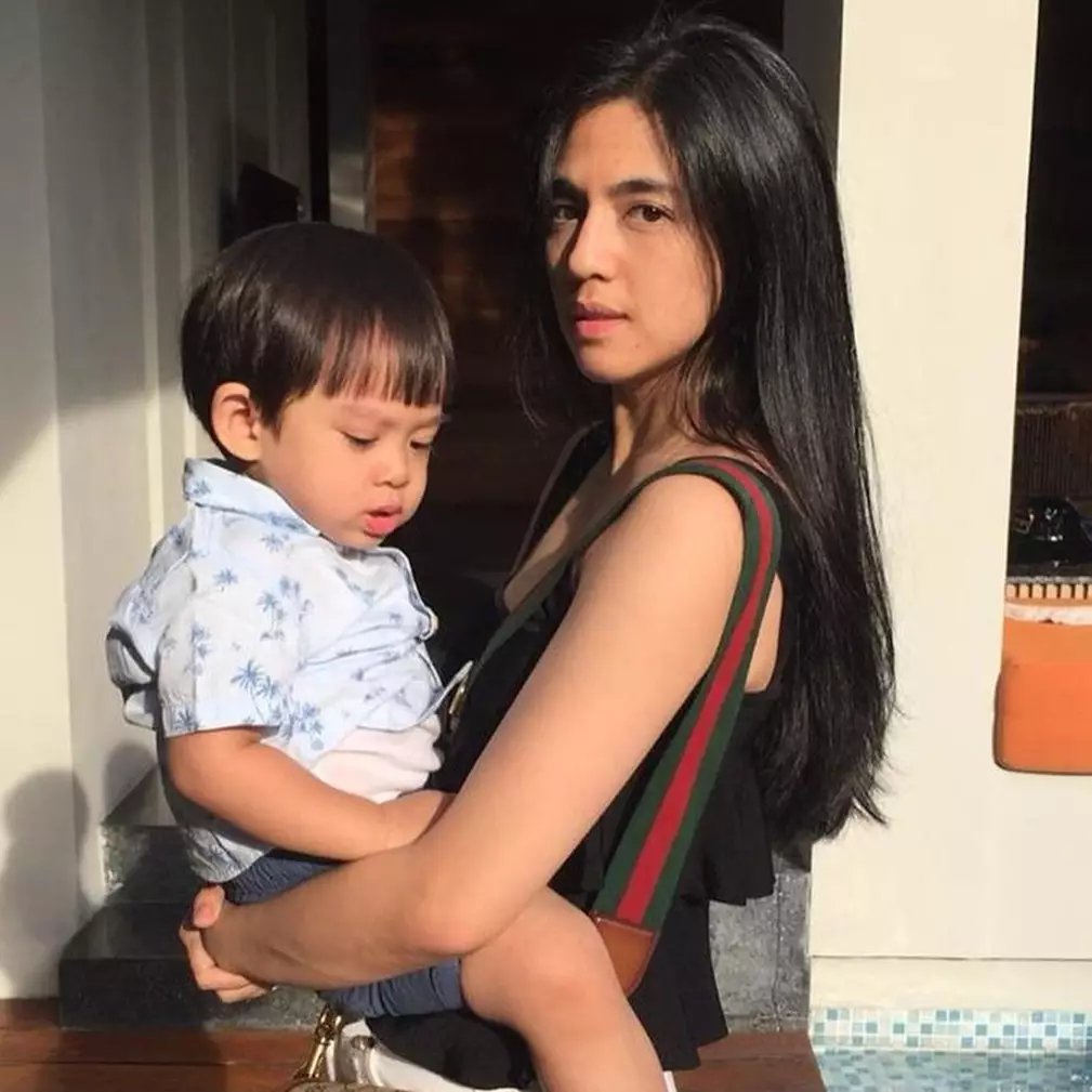 7 Momen DJ Una saat momong anak, gayanya bikin sudah kedip