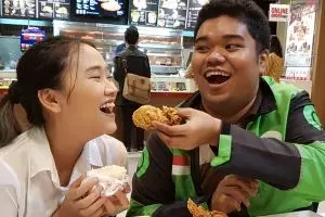 5 Foto driver ojek online & pacar, cinta tak pandang profesi