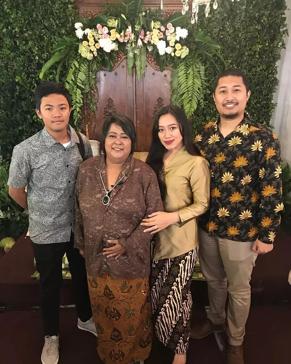 potret Suti Karno pakai kebaya ini manglingi Instagram/@sutykarno