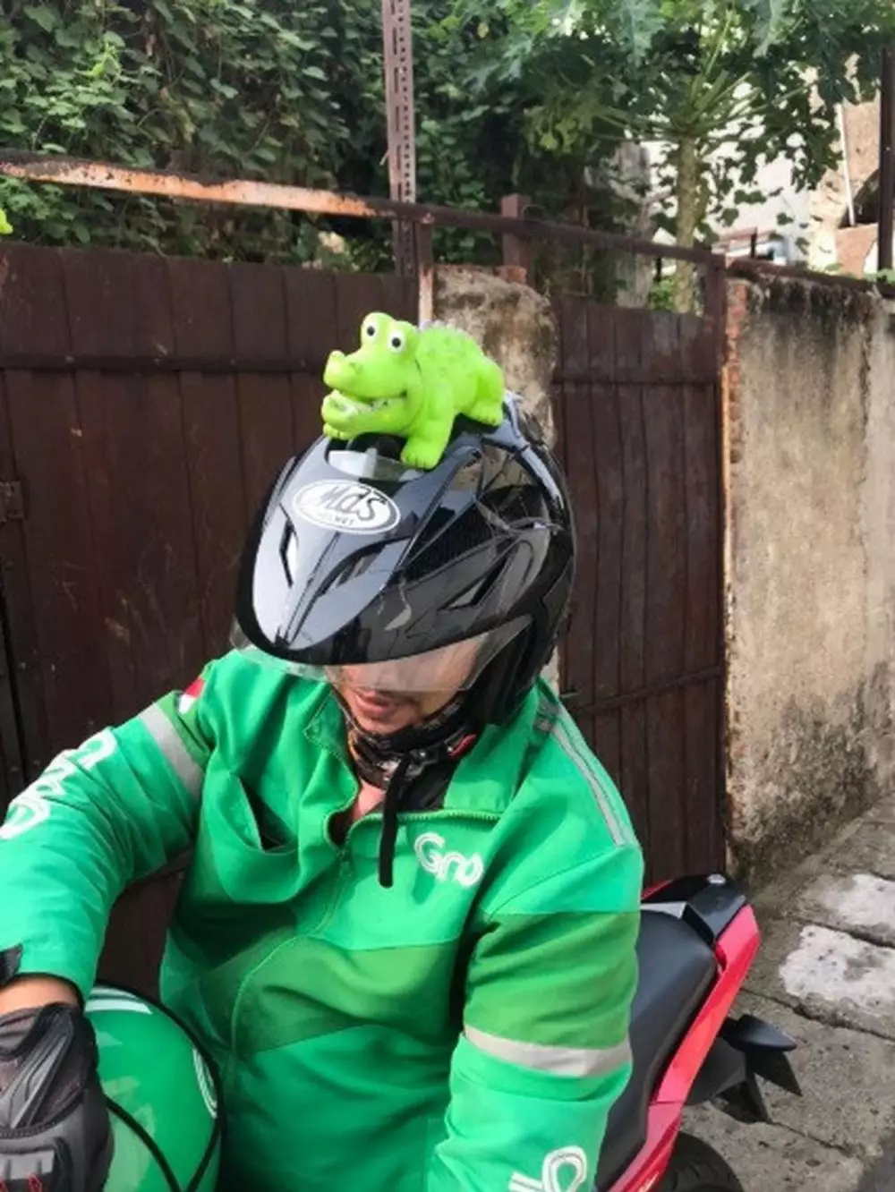 hiasan helm driver ojek online lucu © berbagai sumber