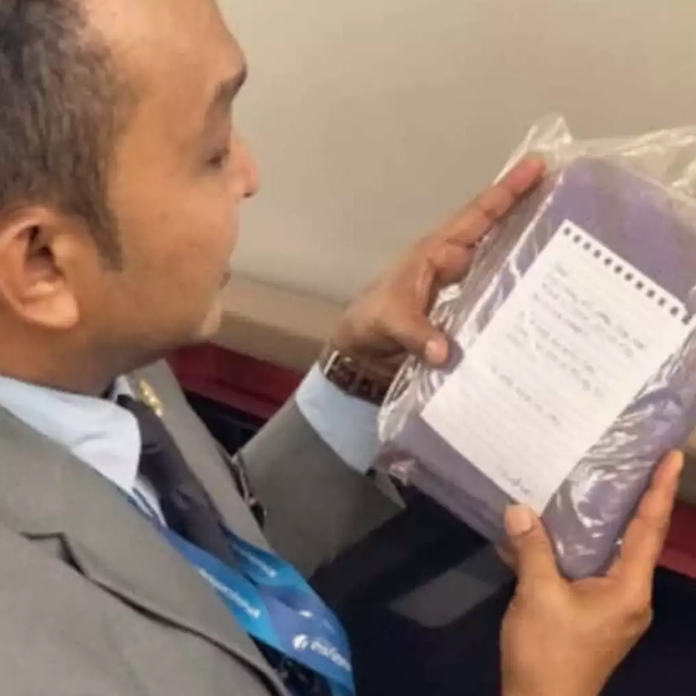 Viral surat penumpang pesawat kembalikan selimut usai 9 tahun