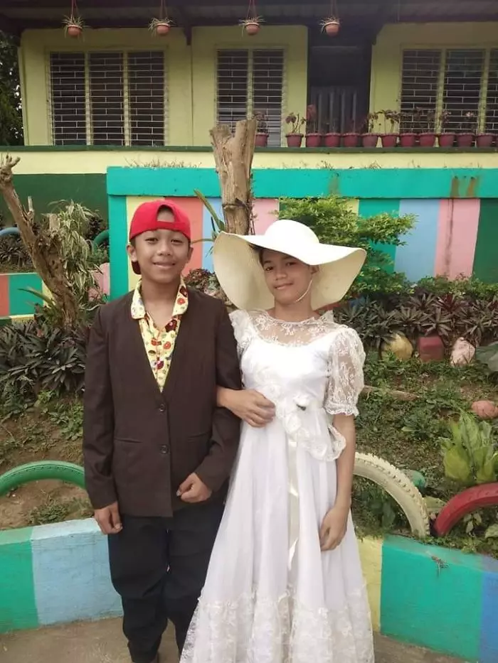 pengungsi taal pakai baju sumbangan © boredpanda.com