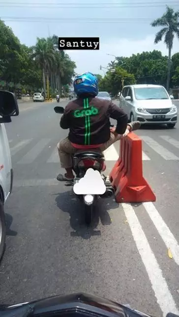 driver ojol berhenti di jalan Istimewa