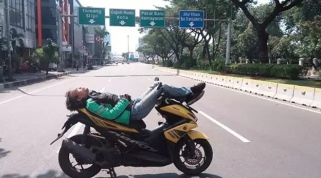 driver ojol berhenti di jalan Istimewa