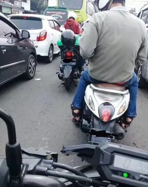 driver ojol berhenti di jalan Istimewa