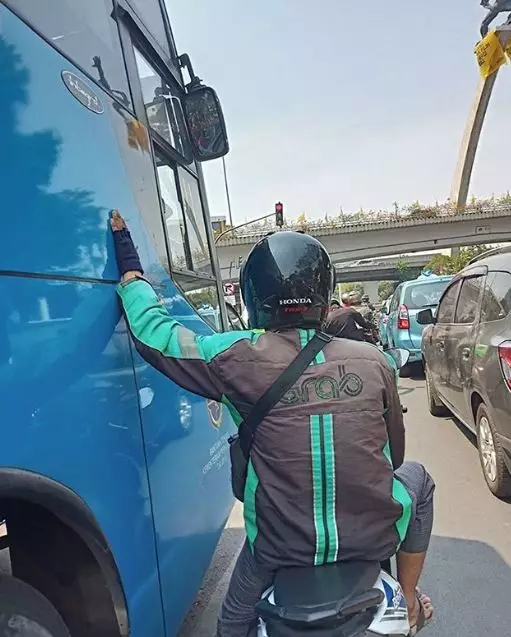 driver ojol berhenti di jalan Istimewa