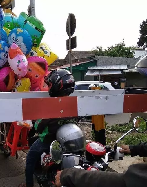 driver ojol berhenti di jalan Istimewa