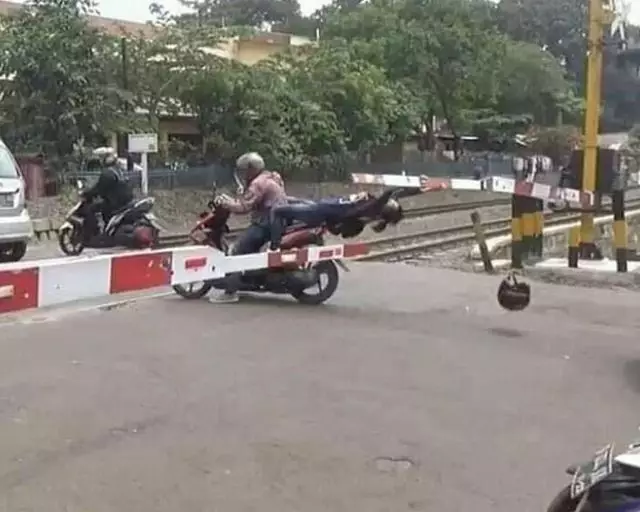 driver ojol berhenti di jalan Istimewa