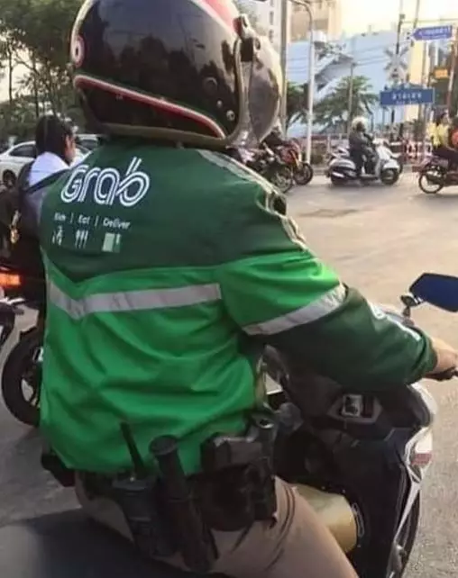 driver ojol berhenti di jalan Istimewa