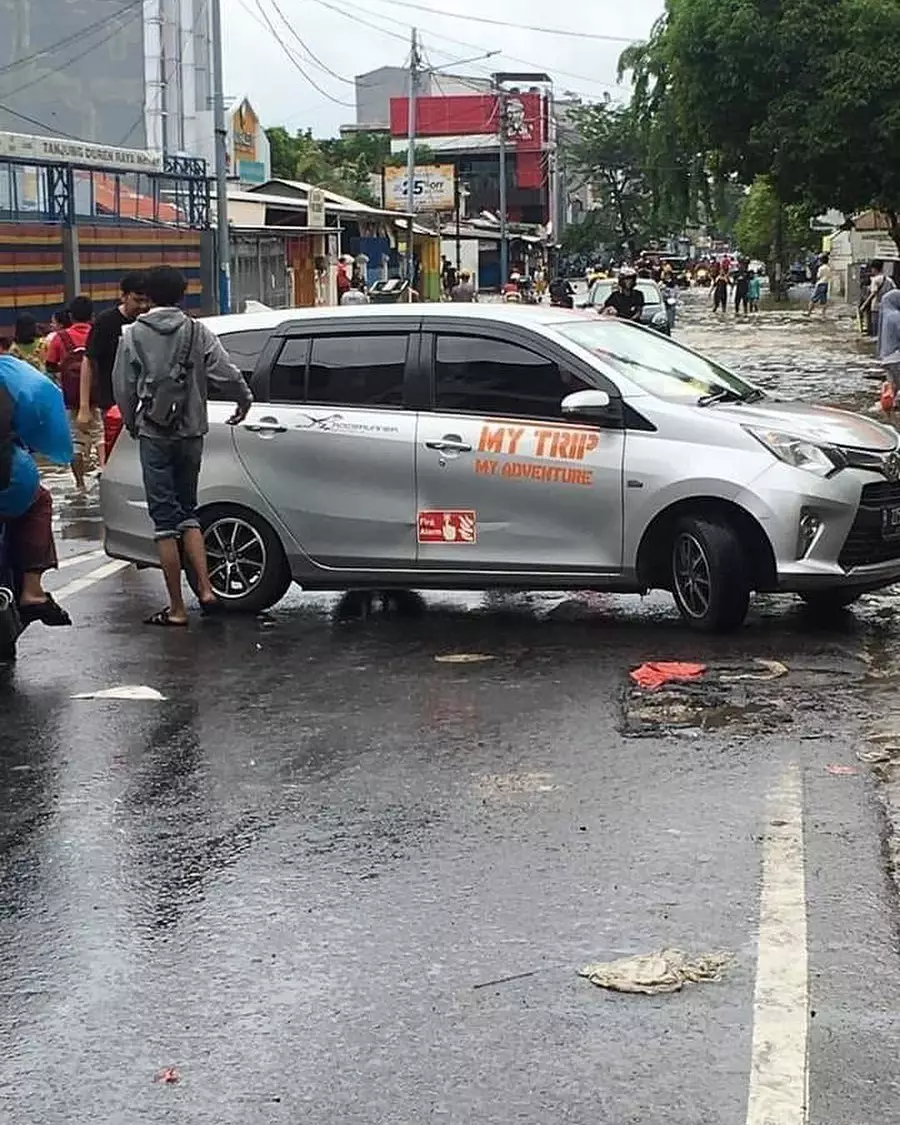 potret nyeleneh kendaraan di jalan © berbagai sumber potret nyeleneh kendaraan di jalan © berbagai sumber