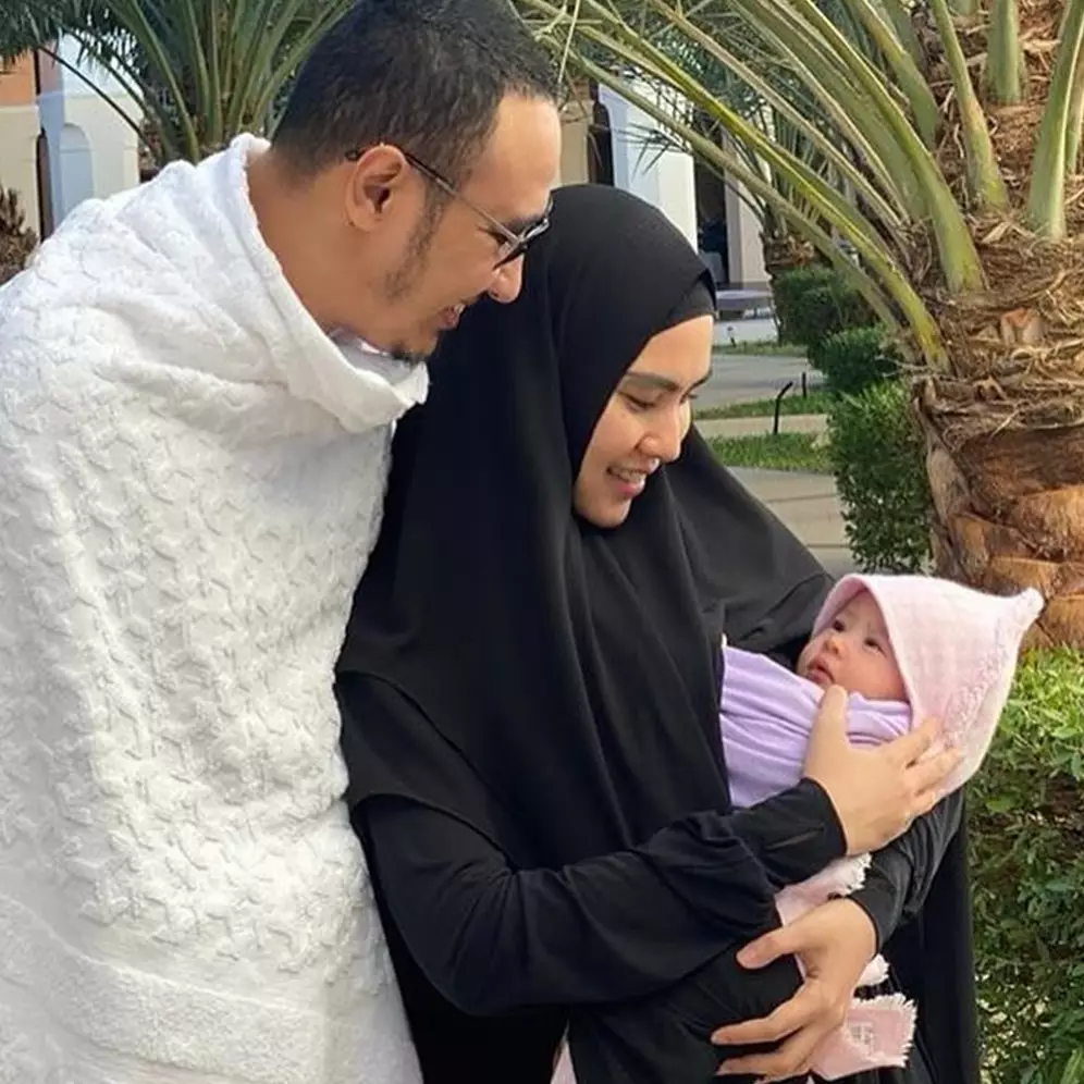7 Momen umrah Kartika Putri, bawa bayi yang baru usia 3 bulan