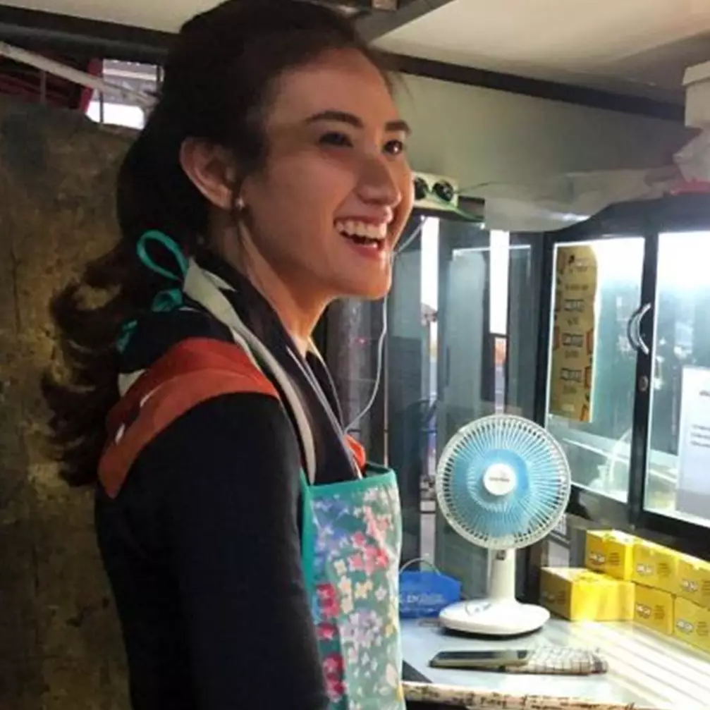 10 Pesona Amanda Nurani, pedagang tahu cantik yang viral