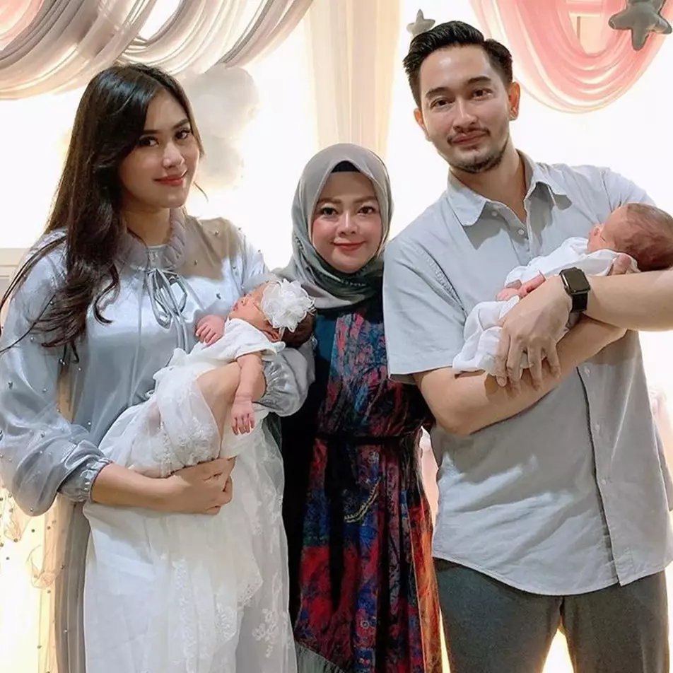9 Momen akikah bayi kembar Syahnaz, busananya curi perhatian