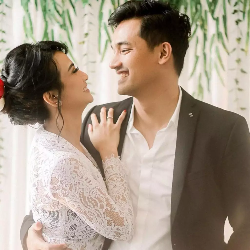 Undangan nikah Vanessa Angel beredar, nama asli jadi sorotan
