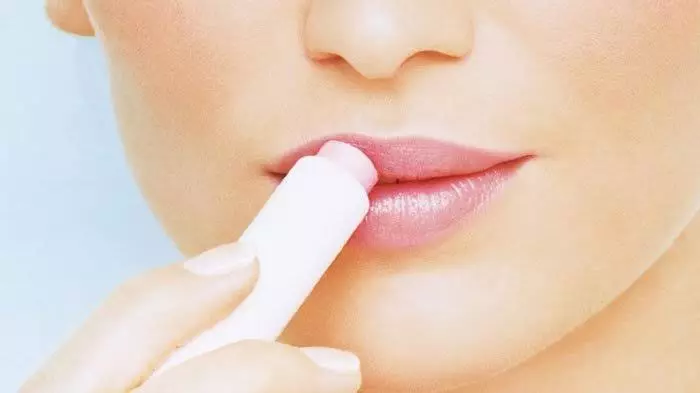 Ini bahaya membersihkan bibir dengan makeup remover