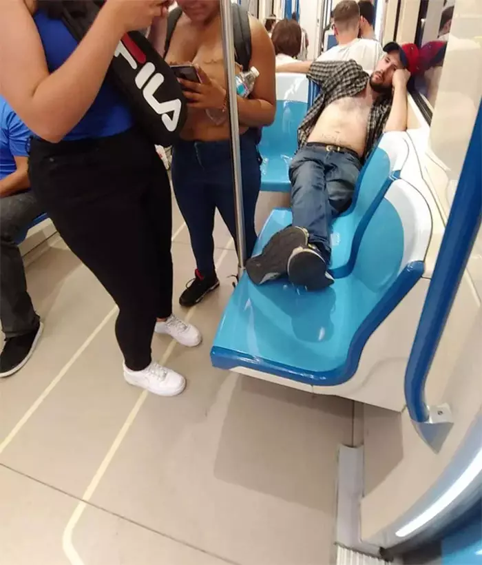 Tingkah nyeleneh orang di kereta Istimewa