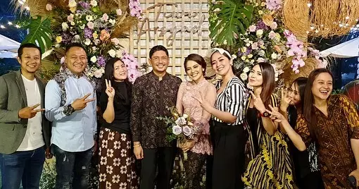 momen lamaran Tiwi T2 instagram 