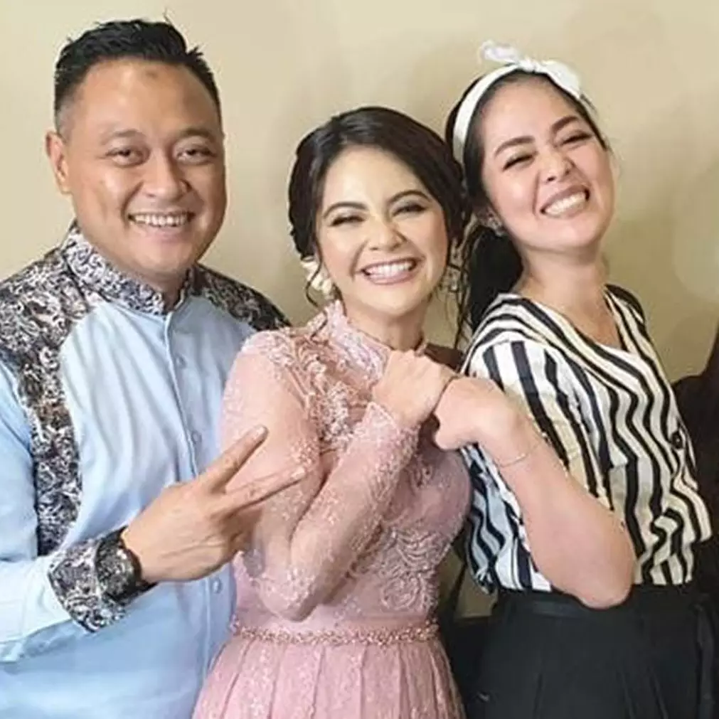 9 Momen lamaran Tiwi Eks T2, identitas calon suami bikin penasaran