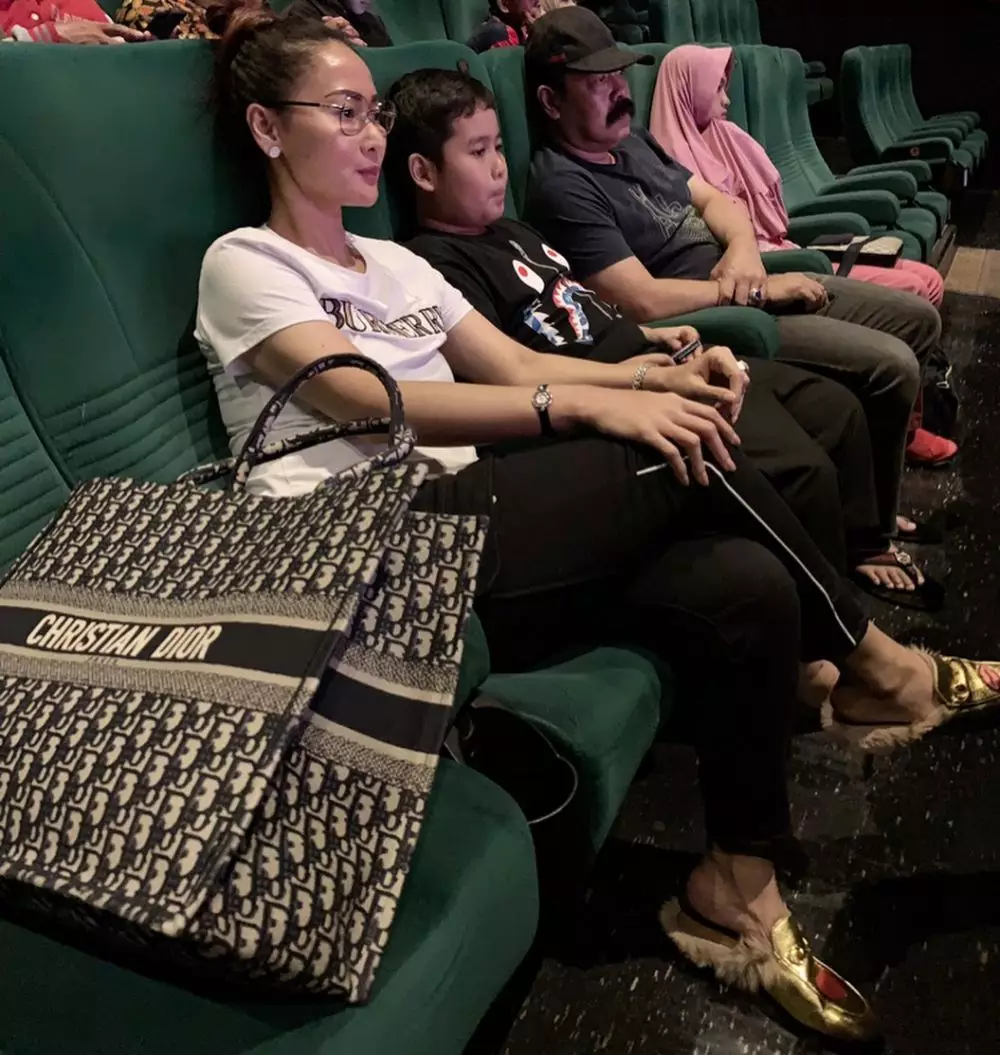 fashion item Inul Daratista harganya selangit Instagram/@inul fashion item Inul Daratista harganya selangit Instagram/@inul