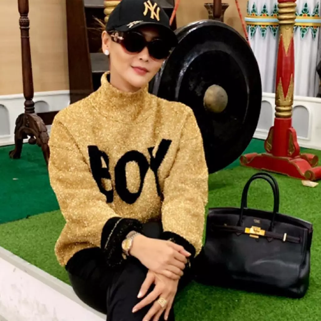 Bergaya nyeleneh, 5 fashion item Inul Daratista harganya selangit