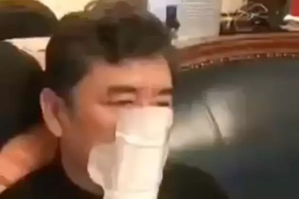 China darurat virus Corona, pria ini pakai pembalut jadi masker foto: Facebook via dailystar.co.uk China darurat virus Corona, pria ini pakai pembalut jadi masker foto: Facebook via dailystar.co.uk