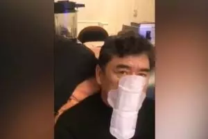 China darurat virus Corona, pria ini pakai pembalut jadi masker