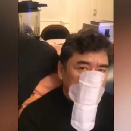 China darurat virus Corona, pria ini pakai pembalut jadi masker