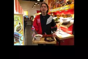 Menikmati kelezatan ramen kuah tinta cumi yang lezat