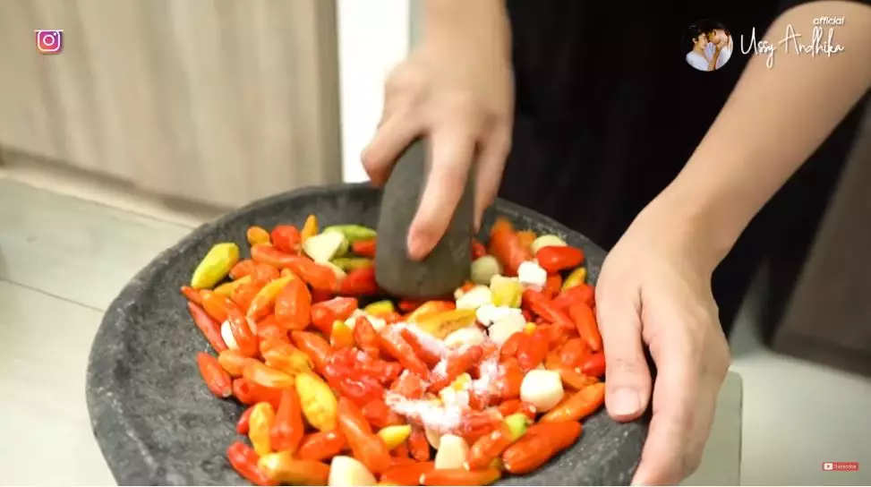 ussy makan bareng karyawan © 2020 brilio.net