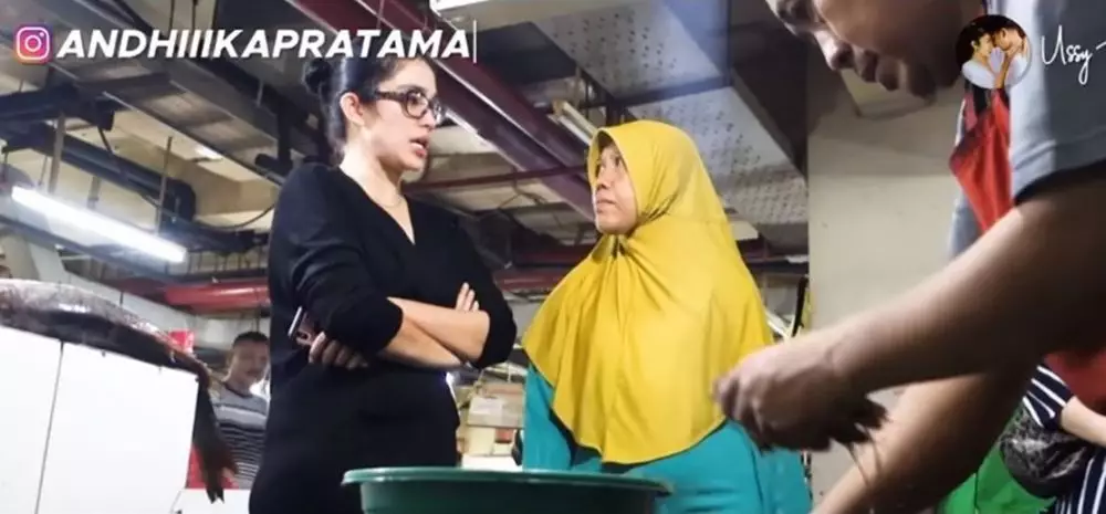 ussy makan bareng karyawan © 2020 brilio.net