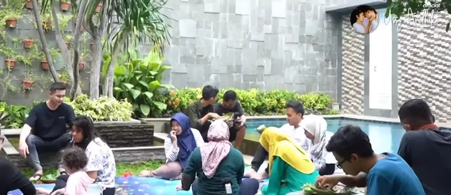 ussy makan bareng karyawan © 2020 brilio.net