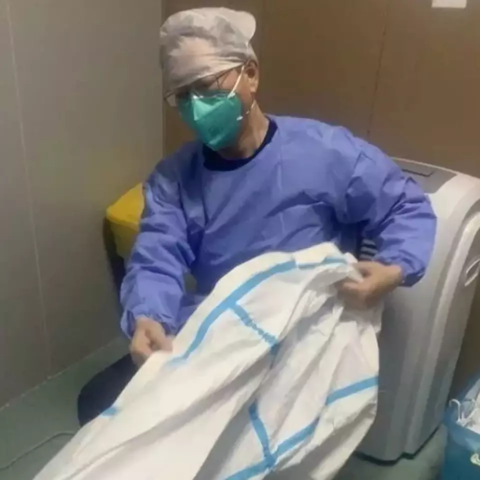 Tim medis tangani pasien virus Corona terpaksa pakai diaper