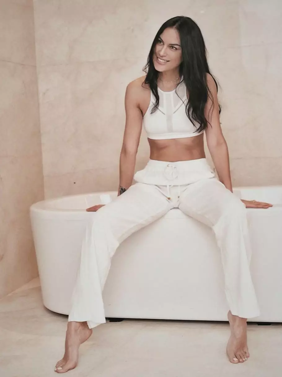 Sophia Latjuba pamer perut six pack © 2020 instagram.com