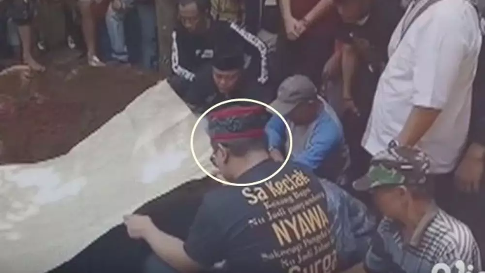 Peci Teddy suami Lina  berbagai sumber 