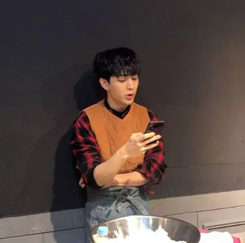 Idol K-Pop ulang tahun Februari berbagai sumber