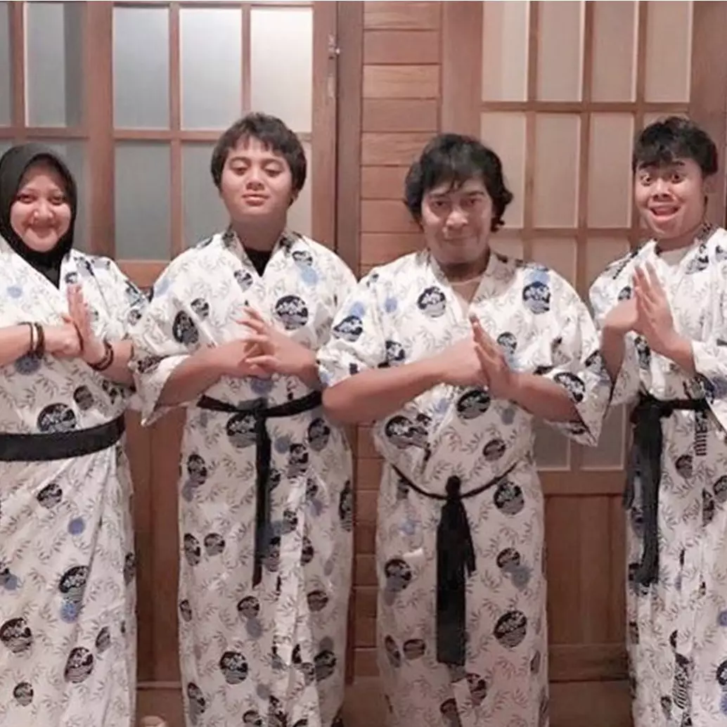 7 Potret Bagus &amp; Ganteng, anak kembar Komeng yang jarang terekspos