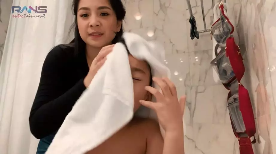 Momen Nagita Slavina cuci pakaian sendiri YouTube