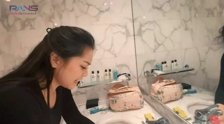 Momen Nagita Slavina cuci pakaian sendiri YouTube