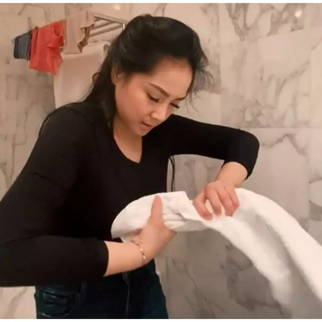 8 Momen Nagita Slavina cuci pakaian sendiri ini jadi sorotan